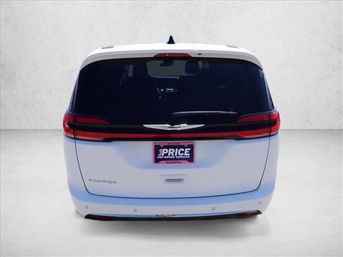 Used 2024 Chrysler Pacifica Touring-L FWD image 3