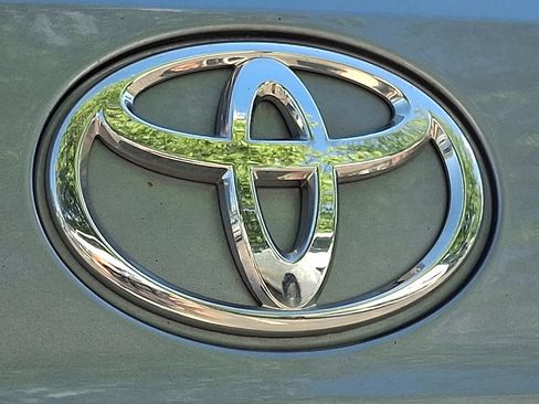 Used 2022 Toyota Highlander XLE AWD/4WD image 34