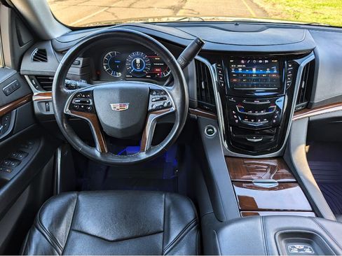 Used 2020 Cadillac Escalade ESV Luxury AWD/4WD image 23