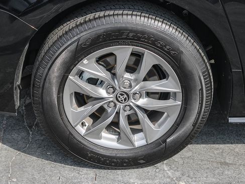 Used 2026 Toyota Sienna LE FWD image 12