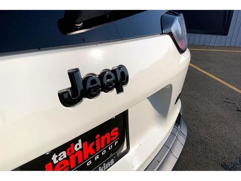 Used 2019 Jeep Cherokee Latitude Plus AWD/4WD image 32
