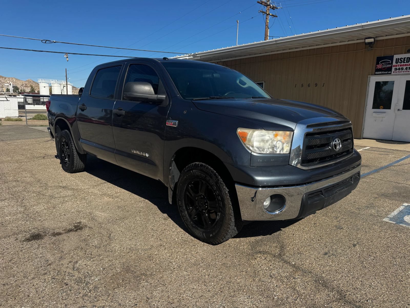 Used 2010 Toyota Tundra 4x4 CrewMax w/ Tow Pkg image 2