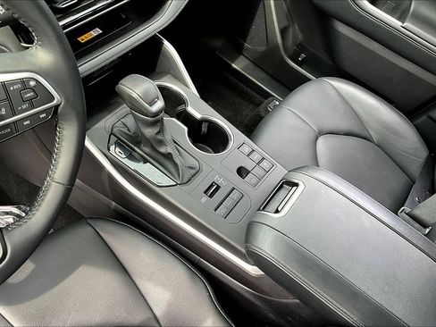 Used 2024 Toyota Highlander XLE AWD/4WD image 21