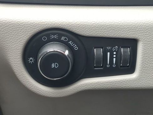 Used 2023 Chrysler Pacifica Touring-L image 29