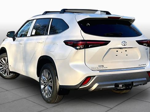 New 2026 Toyota Highlander Platinum AWD/4WD image 11