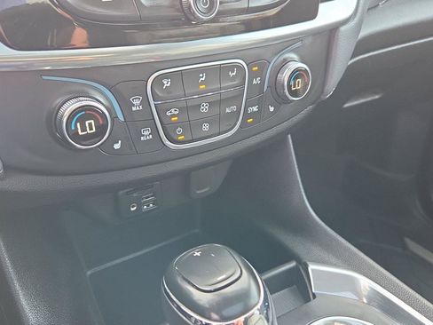 Used 2020 Chevrolet Traverse LT w/ LT Premium Package FWD image 10