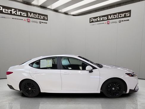 Used 2025 Toyota Camry SE image 6