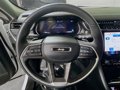 Used 2023 Jeep Grand Cherokee Limited image 11