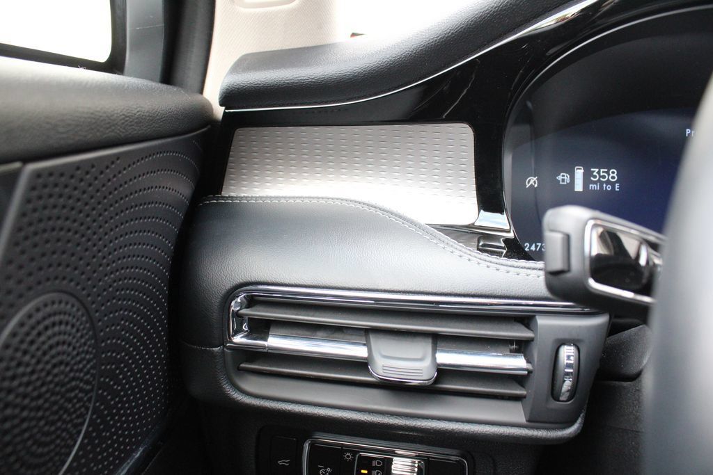 Used 2023 Lincoln Corsair Reserve w/ Equipment Group 201A AWD/4WD image 9