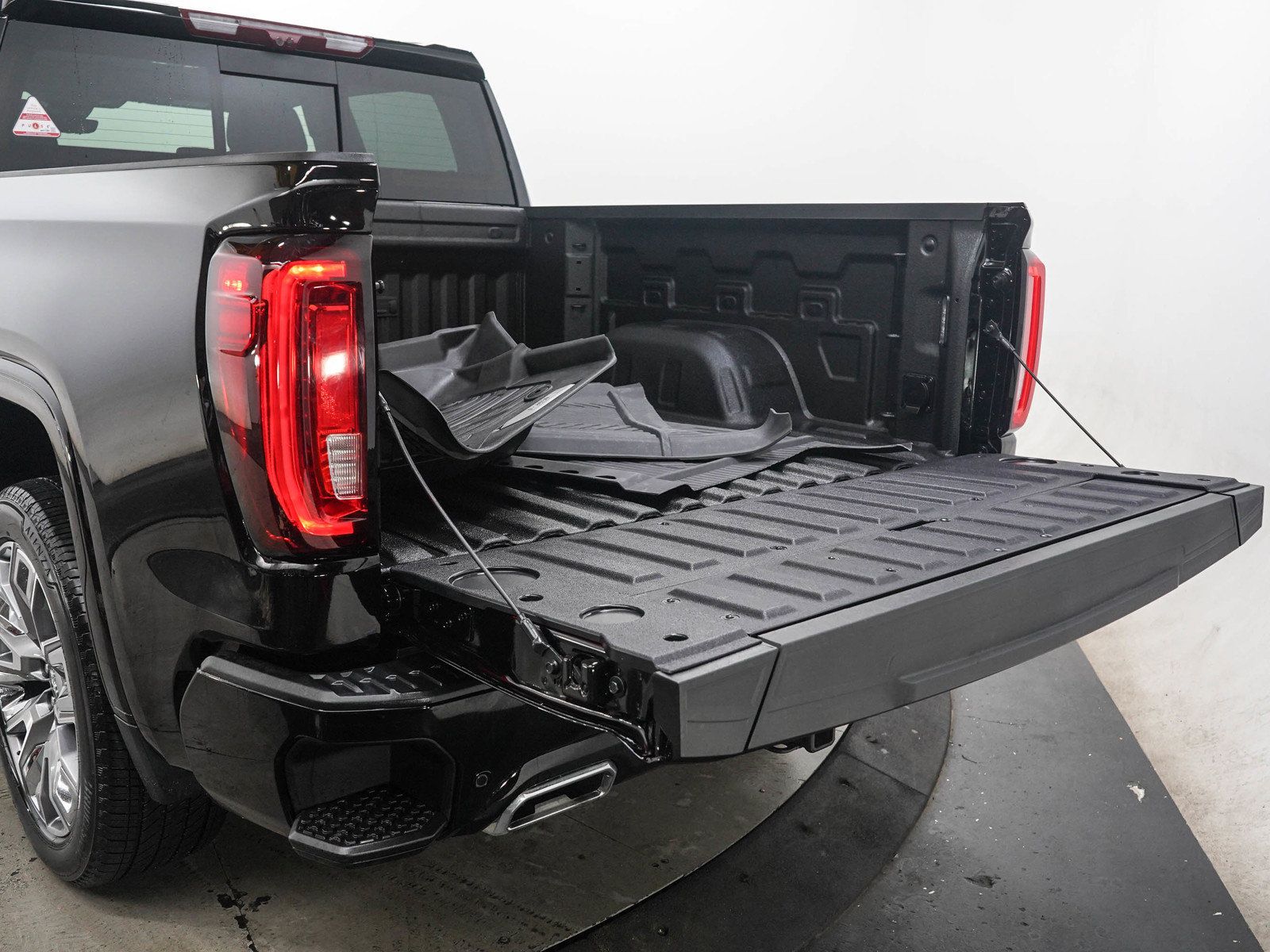 Used 2024 GMC Sierra 1500 Denali AWD/4WD image 9