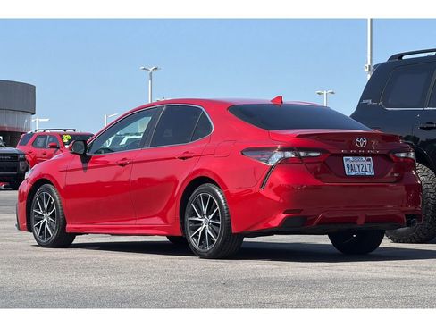 Used 2022 Toyota Camry SE FWD image 6