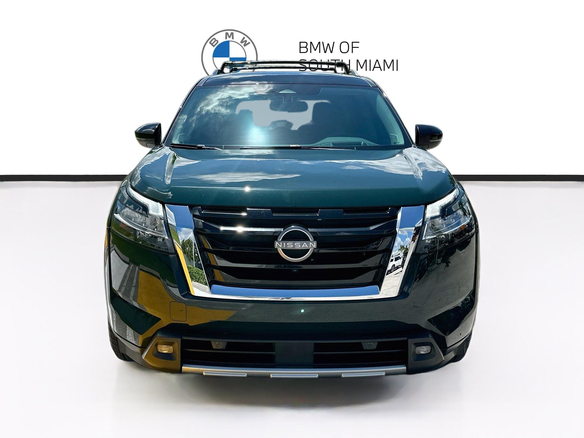 Used 2022 Nissan Pathfinder Platinum w/ Cargo Package FWD image 2