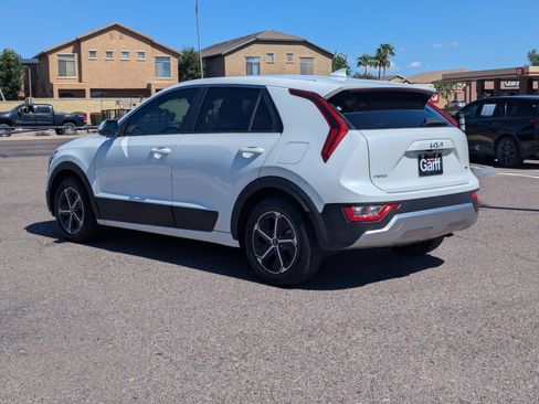 Used 2024 Kia Niro LX image 4