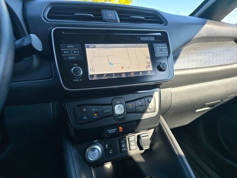 Used 2019 Nissan Leaf SV w/ SV Technology Package FWD image 18