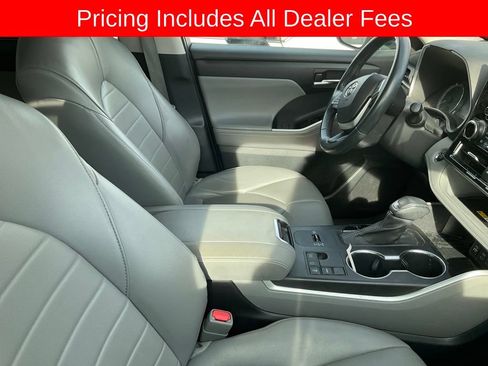 Used 2023 Toyota Highlander XLE FWD image 3