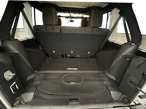 Used 2017 Jeep Wrangler Unlimited Sahara w/ Connectivity Group AWD/4WD image 15