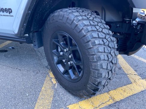 Used 2025 Jeep Gladiator Overland AWD/4WD image 28