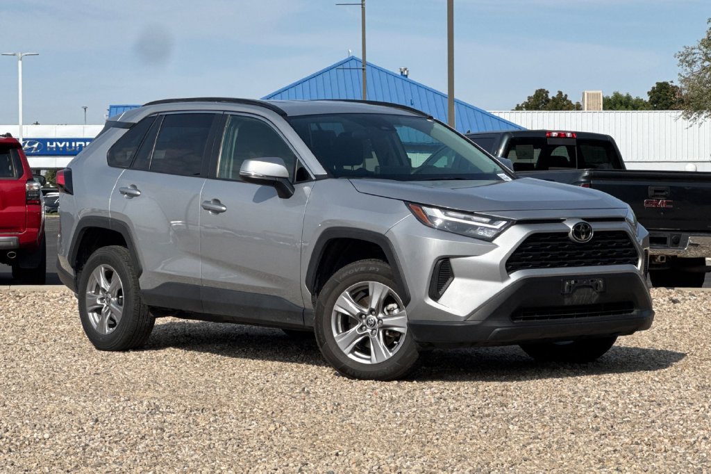 Used 2025 Toyota RAV4 XLE AWD/4WD image 2
