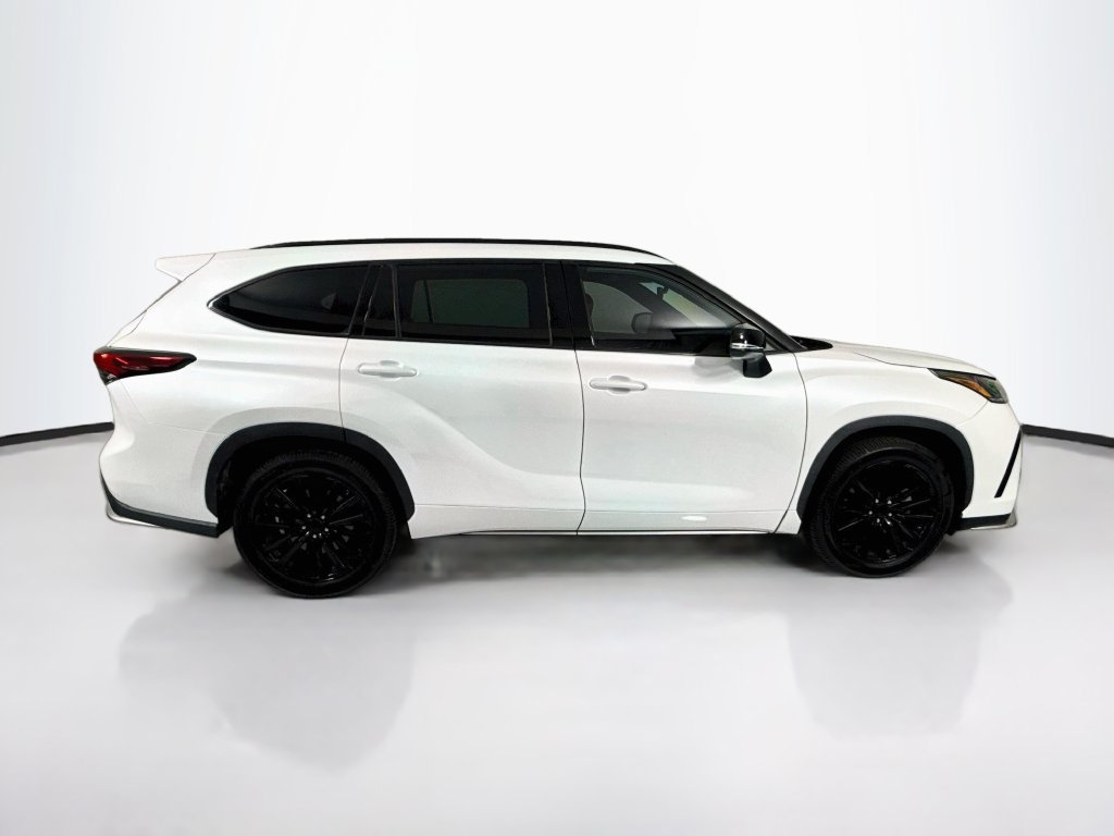 Used 2022 Toyota Highlander XSE FWD image 4
