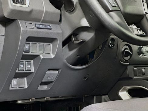 Used 2025 Nissan Frontier SV image 17