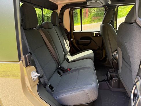 New 2025 Jeep Gladiator Sport image 19