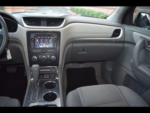 Used 2017 Chevrolet Traverse LT w/ Style and Technology Package image 32