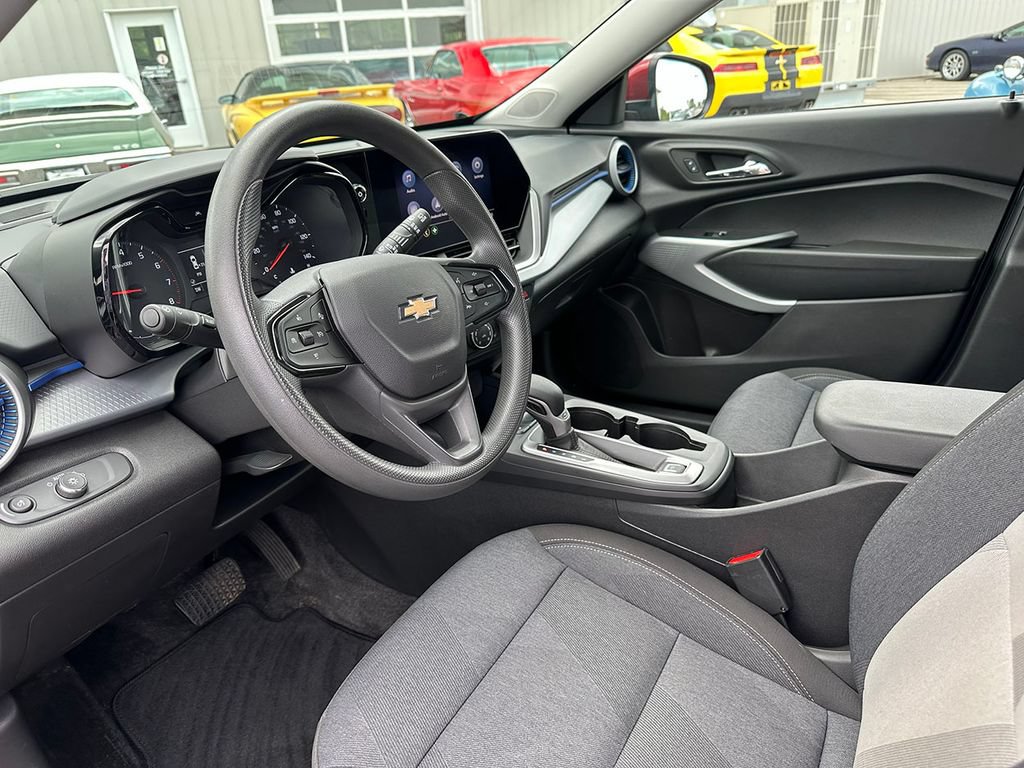 Used 2024 Chevrolet Trax LS w/ LS Convenience Package FWD image 16