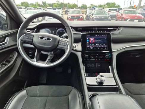 Used 2025 Jeep Grand Cherokee Altitude AWD/4WD image 24