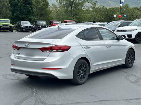 Used 2017 Hyundai Elantra SE FWD image 3