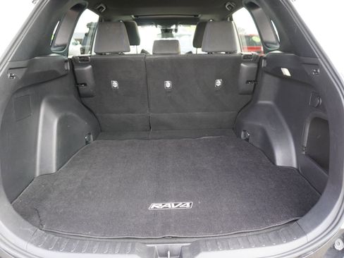 Used 2022 Toyota RAV4 SE image 13