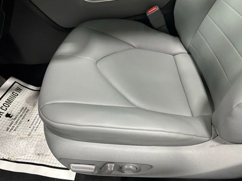 Used 2025 Toyota Highlander XLE image 13