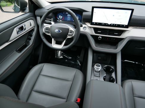Used 2026 Ford Explorer Active w/ Active Comfort Package AWD/4WD image 9