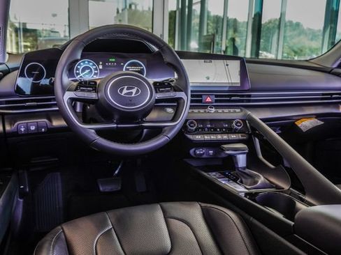 Used 2025 Hyundai Elantra Limited FWD image 16