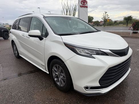 Used 2021 Toyota Sienna XLE w/ XLE Plus Package FWD image 7