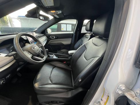 Used 2025 Jeep Compass Limited image 28