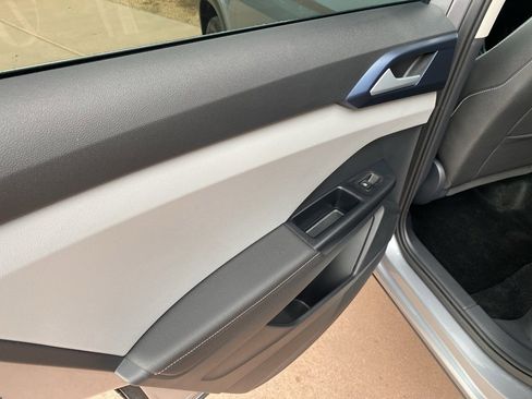 Used 2024 Volkswagen Taos SE image 16