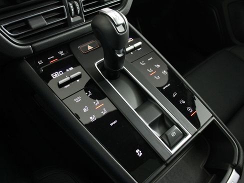 Certified 2025 Porsche Macan image 18