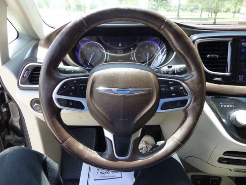 Used 2019 Chrysler Pacifica Touring-L Plus w/ Tire & Wheel Group FWD image 22