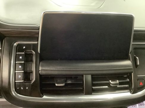 Used 2021 Chevrolet Suburban Z71 w/ Luxury Package AWD/4WD image 19