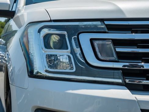 Used 2018 Ford Expedition XLT w/ Equipment Group 202A AWD/4WD image 19