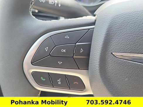 Used 2025 Chrysler Pacifica Select image 19