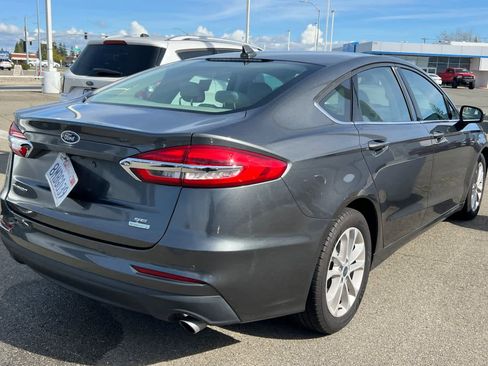 Used 2019 Ford Fusion SE image 2