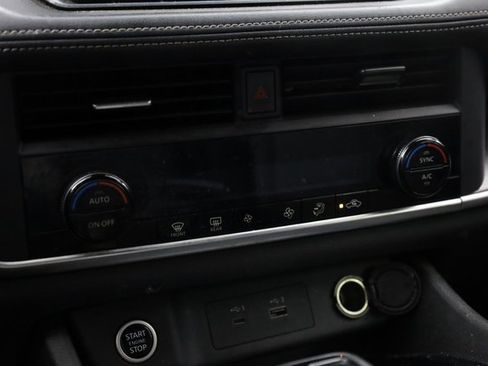 Used 2023 Nissan Rogue SV image 18