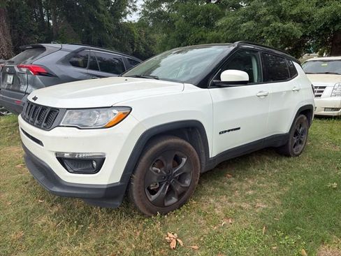 Used 2020 Jeep Compass Latitude FWD image 2