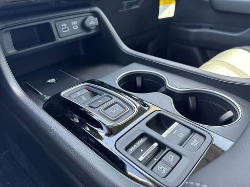 Used 2025 Honda Pilot Touring image 16