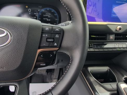 Certified 2025 Toyota Crown Signia image 26