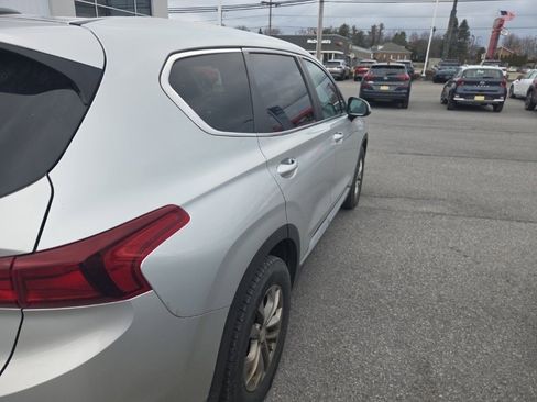 Used 2019 Hyundai Santa Fe SE image 4