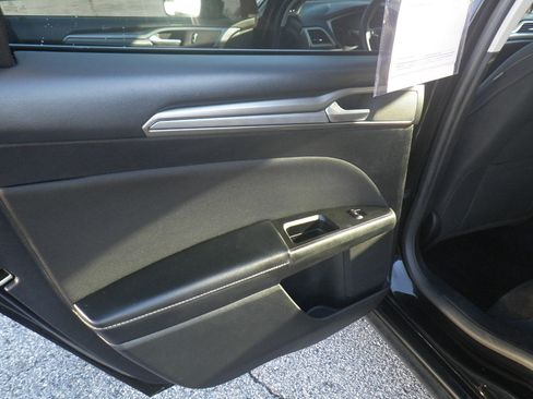 Used 2017 Ford Fusion SE image 18