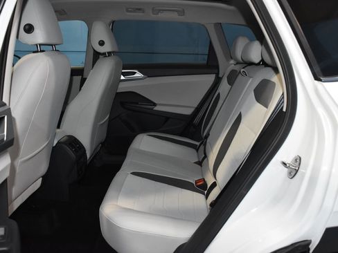 Certified 2025 Volkswagen Taos SE w/ Panoramic Sunroof Package image 17