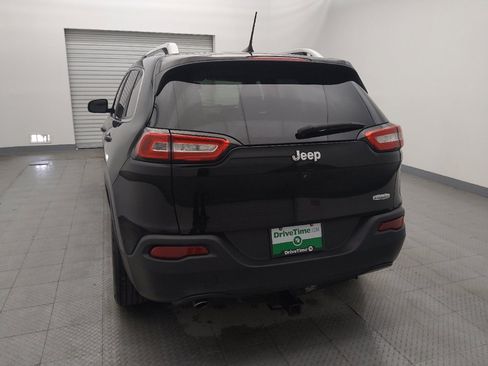 Used 2018 Jeep Cherokee Latitude Plus w/ Cold Weather Group FWD image 6